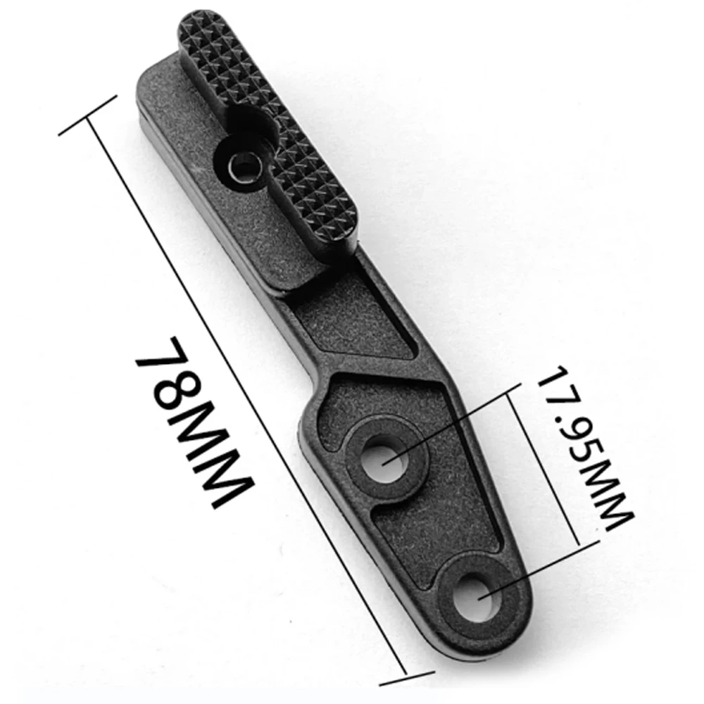 Garra de pistola ajustada a funda Kydex IWB mostrando mejora de ocultación