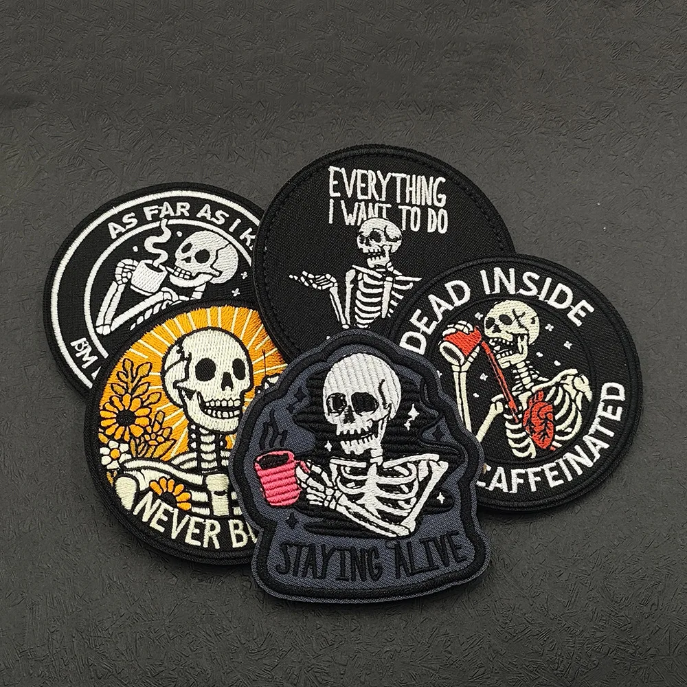 Parche bordado táctico calavera punk café con gancho y presilla - imagen 4