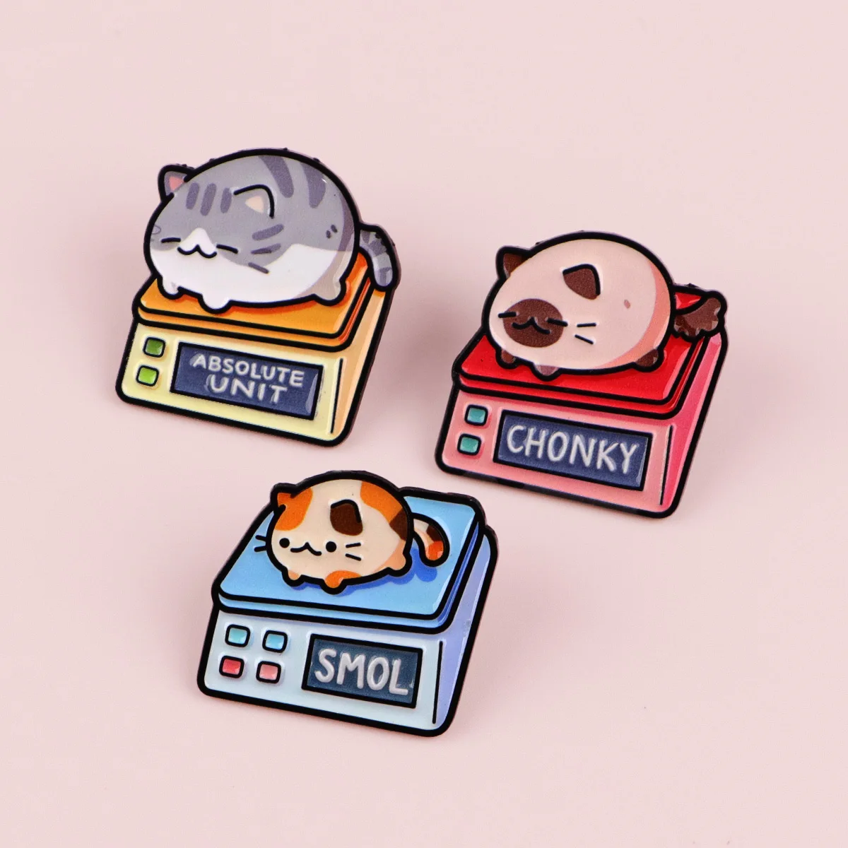 Los pins colocados en distintos accesorios y prendas