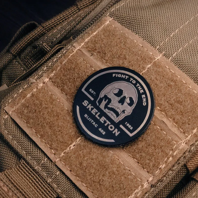 Parche táctico esqueleto metálico magnético para brazalete y mochilas - imagen 3