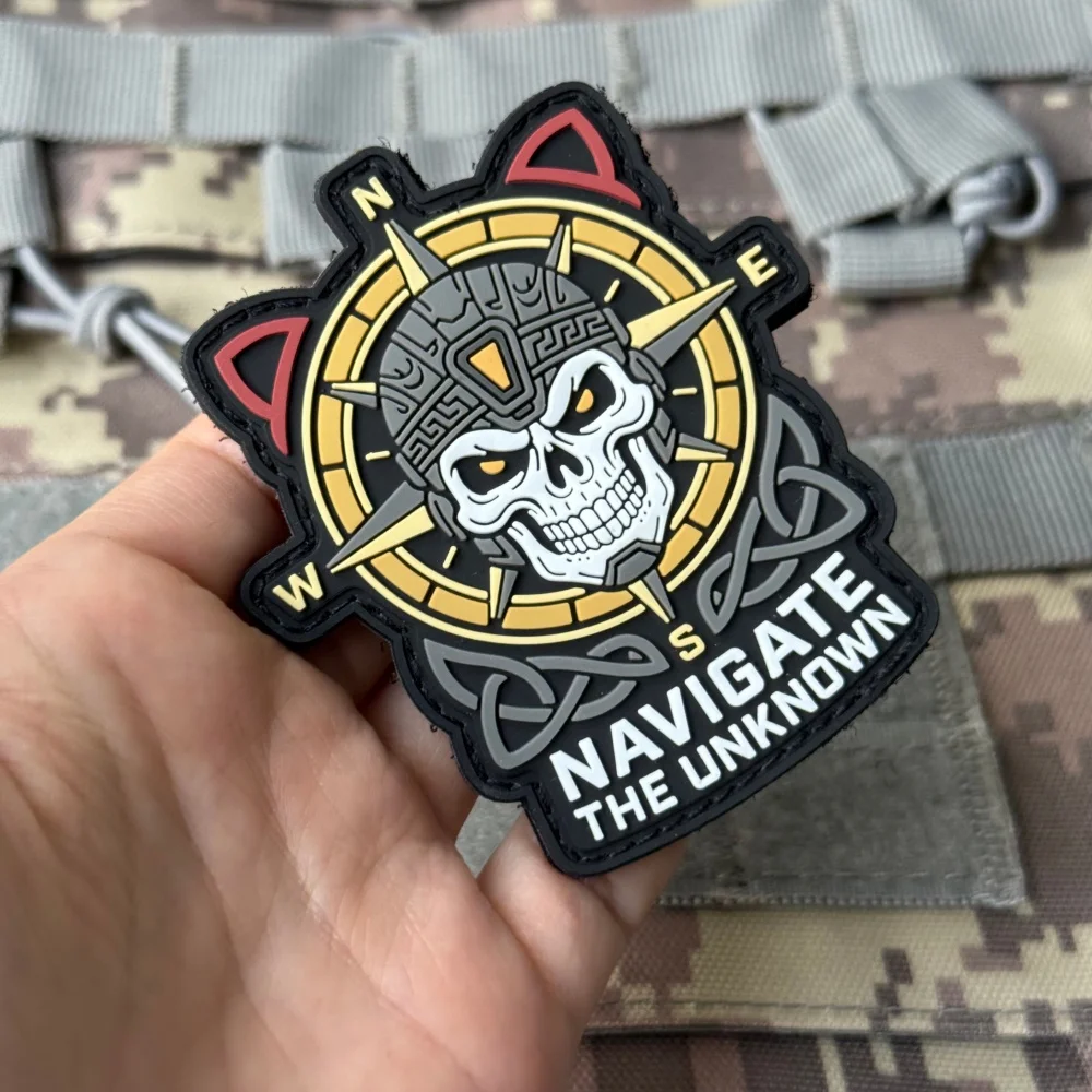 Parche táctico PVC vikingo brújula calavera – Compatible MOLLE - imagen 4
