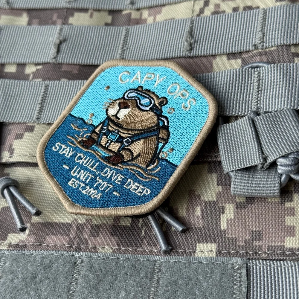 Parche táctico bordado capibara Capy Ops con velcro - imagen 3