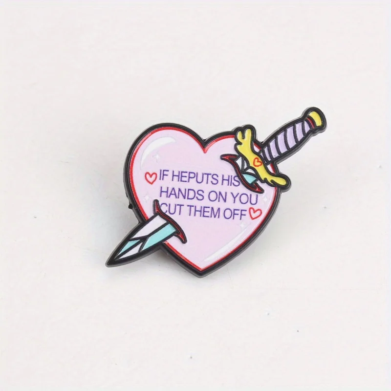 Pin esmaltado corazón y daga – Broche táctico para ropa - imagen 2
