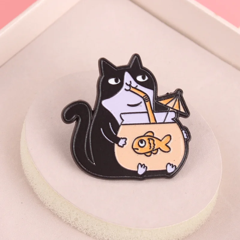 Pin esmaltado gato con pecera, insignia para chaquetas y mochilas - imagen 3