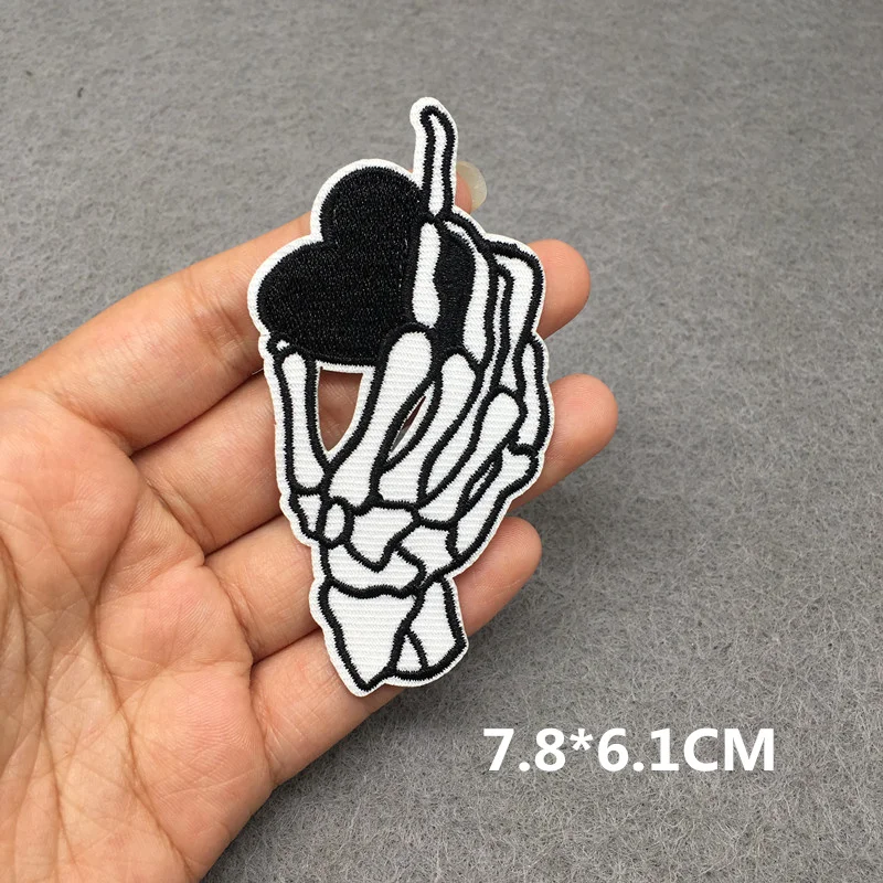 Parche planchable calavera punk negro blanco bordado estilo táctico - imagen 2