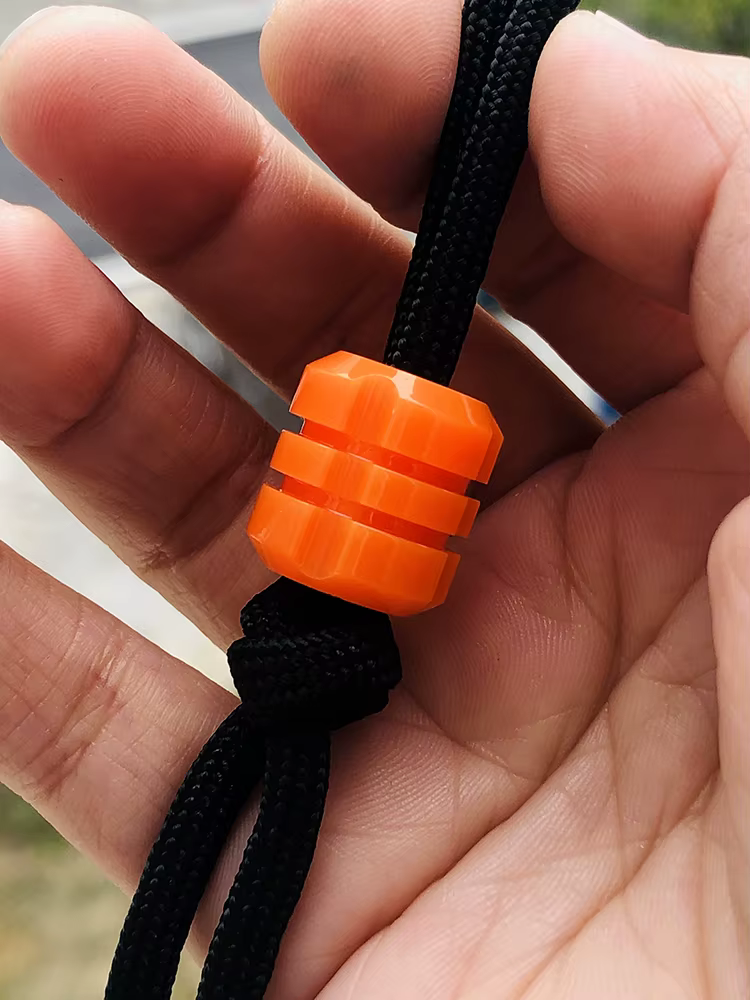 Hebilla colgante de cuerda luminosa resina EDC para mochila y llavero - imagen 2