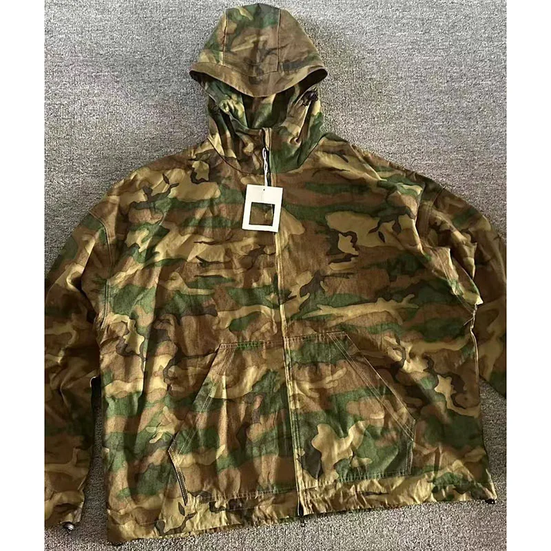 Chaqueta táctica con capucha camuflaje exterior, bolsillos y cordón