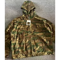 Chaqueta táctica con capucha camuflaje exterior, bolsillos y cordón