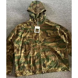 Chaqueta táctica con capucha camuflaje exterior, bolsillos y cordón