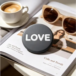 Pin de esmalte de gato negro con broche metálico moderno