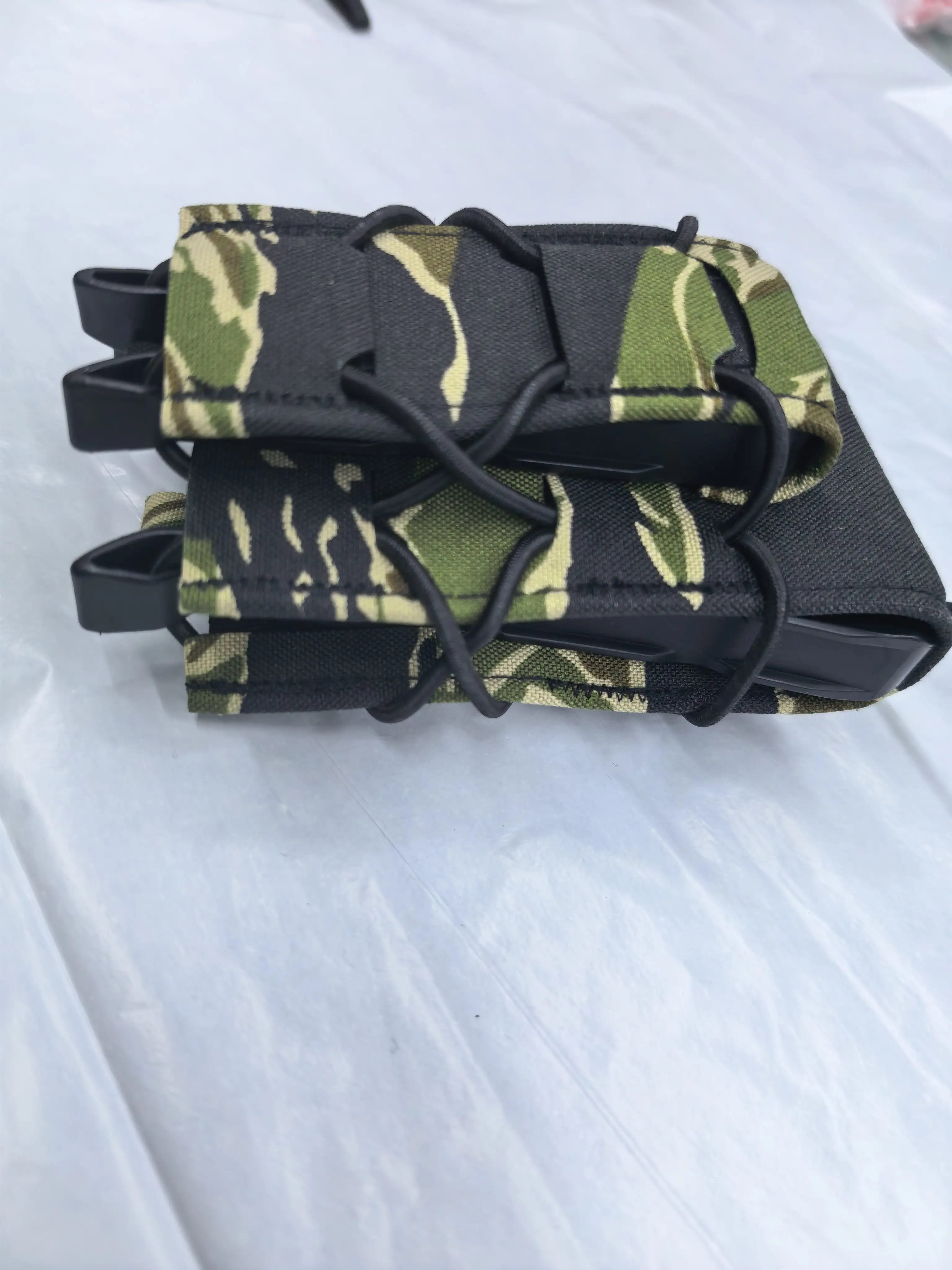 Detalle del diseño de camuflaje y sujeción