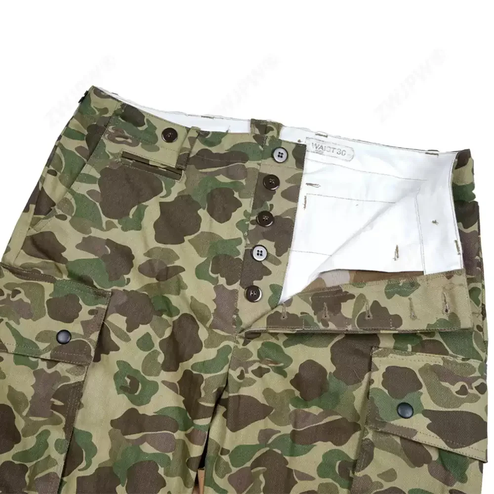 Detalles de costuras y tejido resistente de los pantalones M42