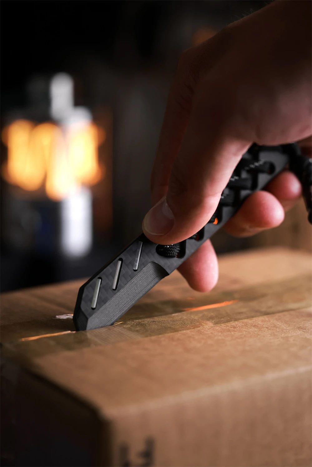 Cuchillo EDC de fibra de carbono y tarjeta luminosa