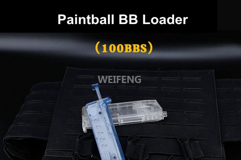 Cargador BB táctico de paintball en mano