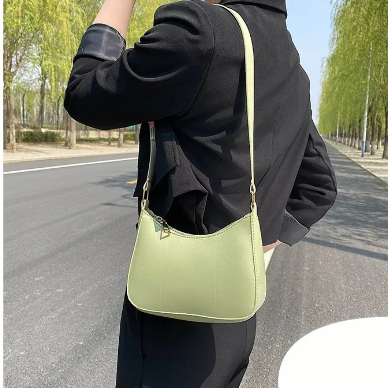 Bolso moderno tipo bandolera de mujer