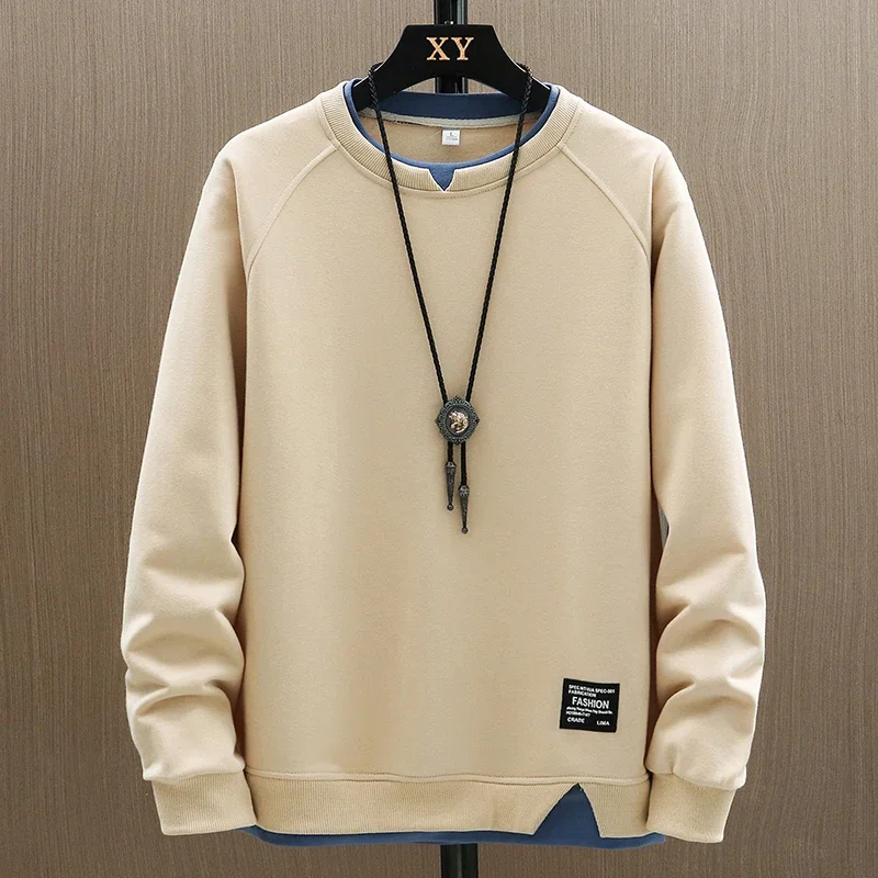 Sudadera holgada en un look urbano