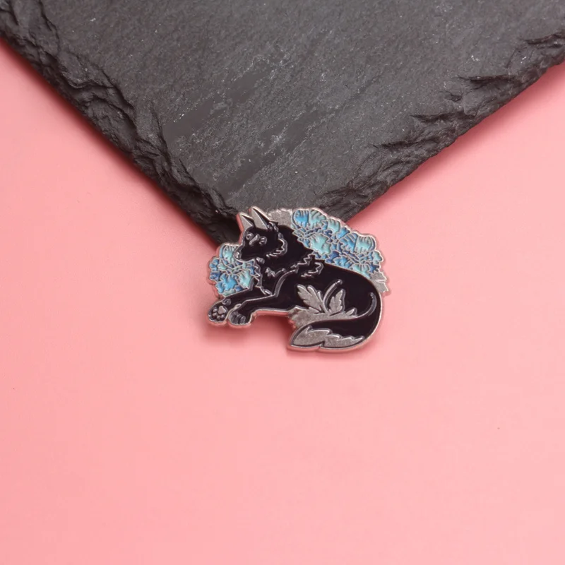 Broche de lobo con flores azules, estilo fantasía y naturaleza - imagen 3