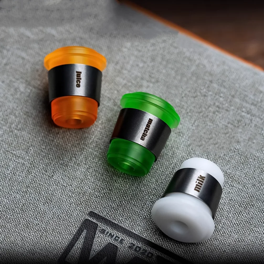 Vista lateral del fidget spinner con accesorios