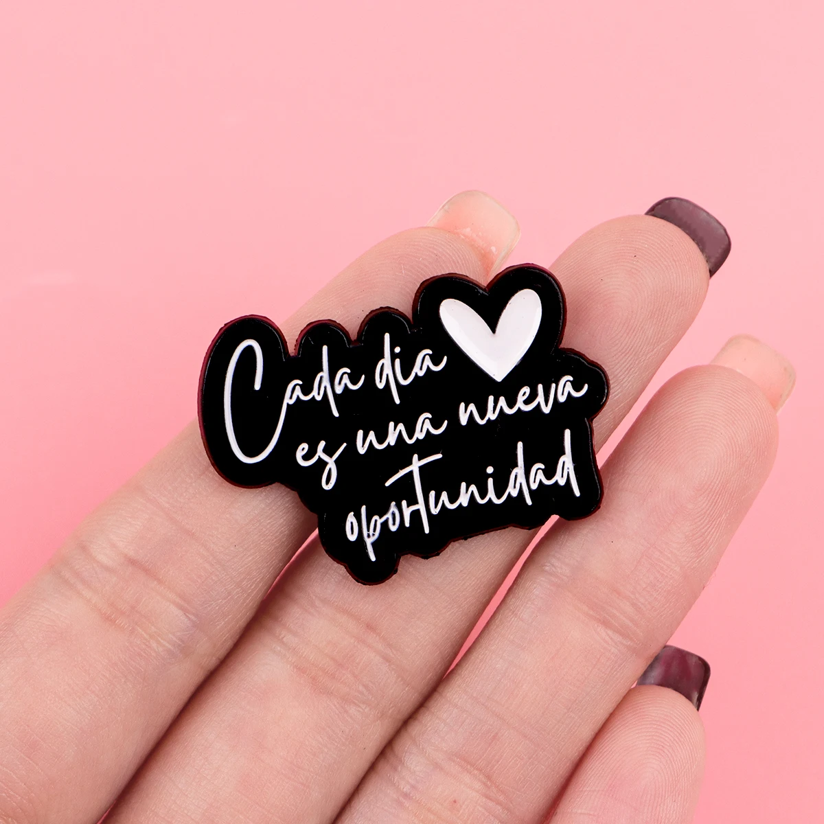 Pin de esmalte con cita inspiradora corazón blanco y negro - imagen 3