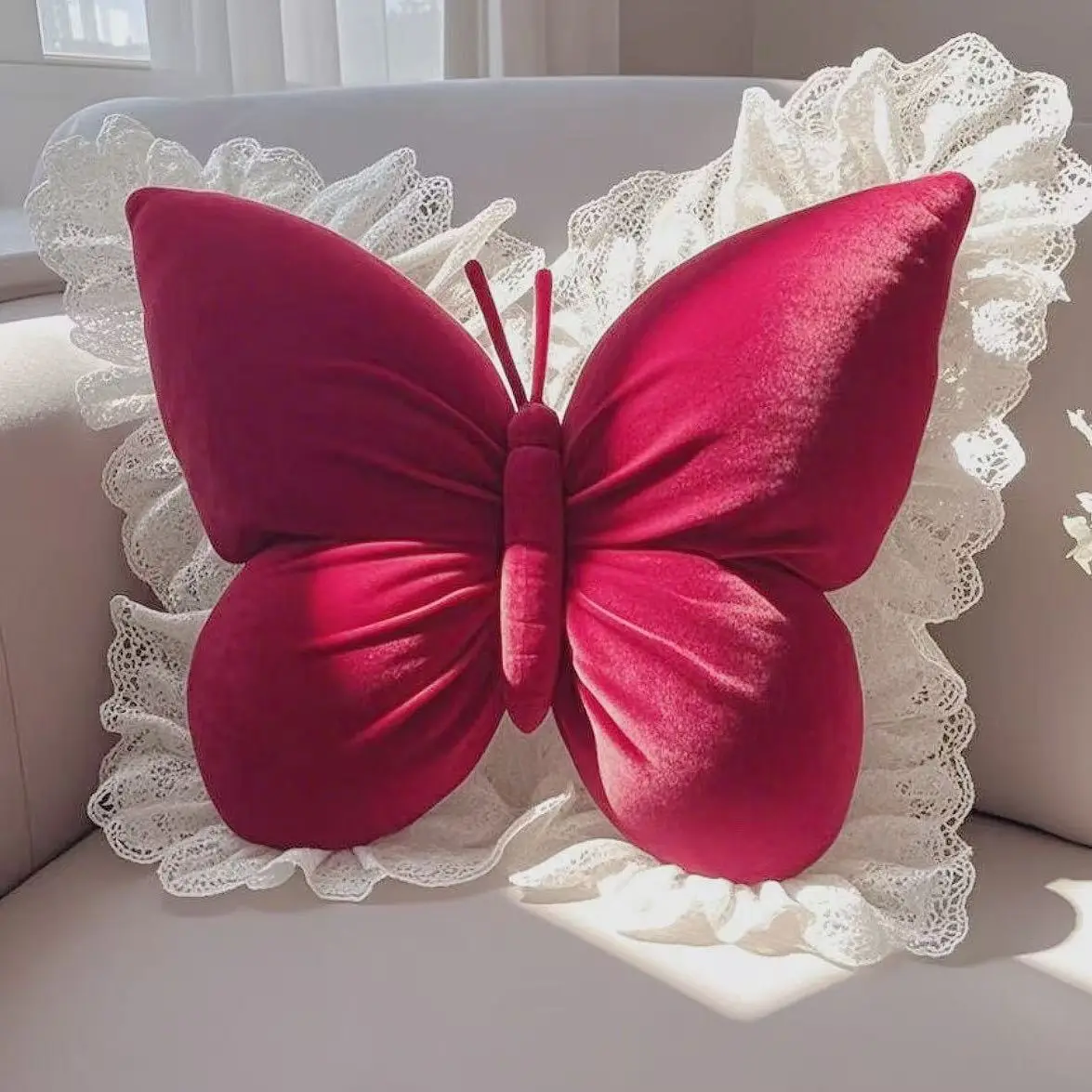 Cojín con diseño de mariposa y encaje