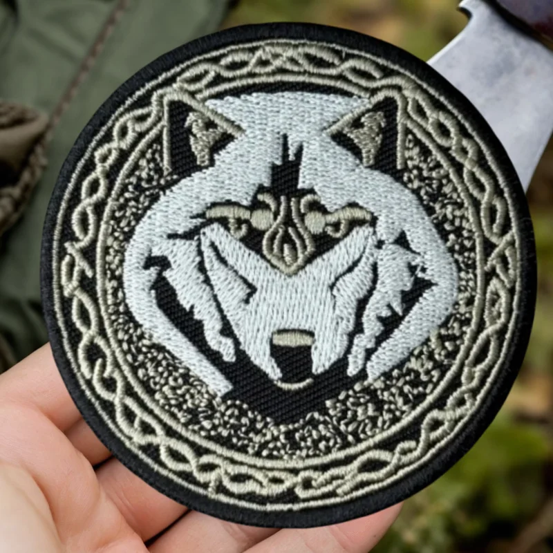 Parche táctico bordado lobo chevron – velcro para brazalete - imagen 4