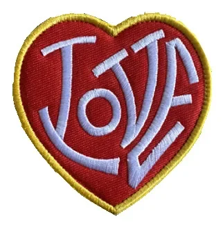 Parche bordado corazón Todo lo que necesitas es amor gancho y bucle