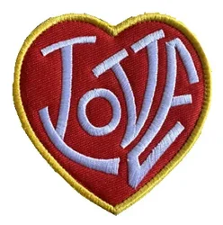 Parche bordado corazón Todo lo que necesitas es amor gancho y bucle