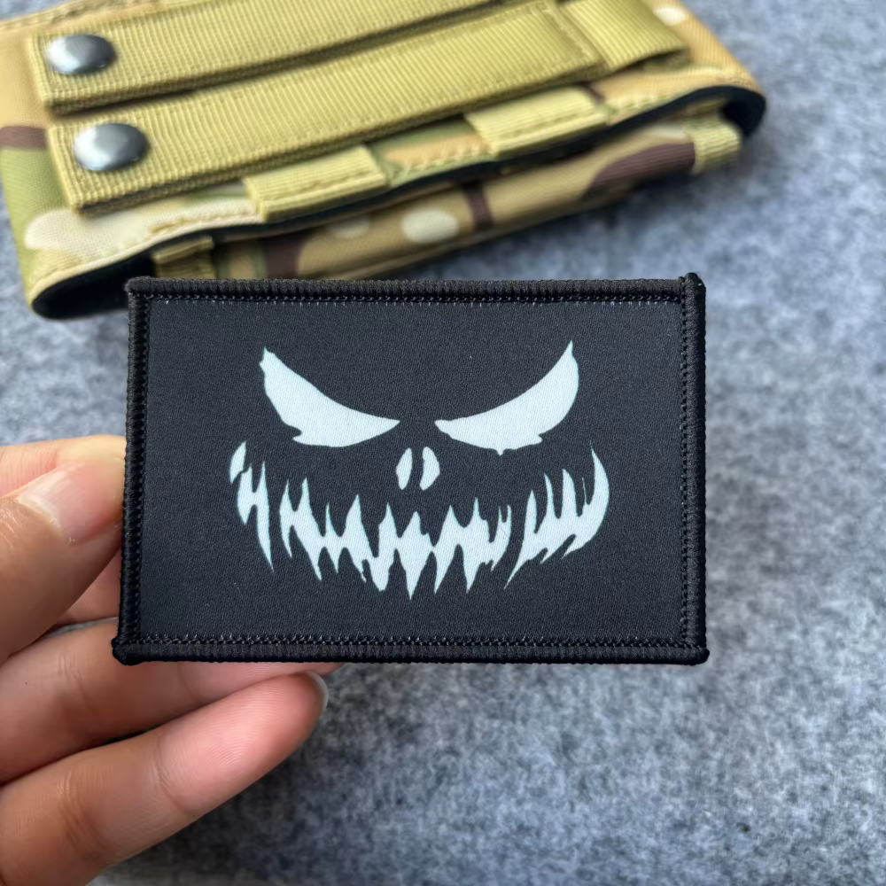Parche táctico Ghost Face con diseño de “sonrisa aterradora”