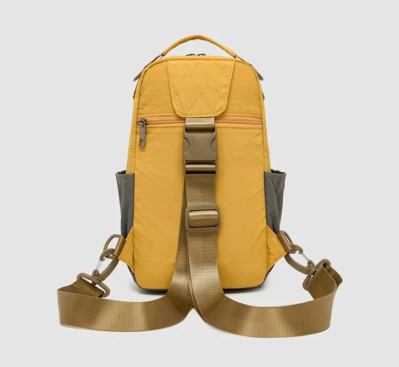 Bolso de pecho tipo bandolera en uso