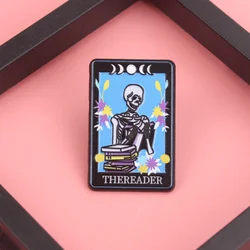 Broche luminiscente esqueleto memento mori para libro y trono gótico