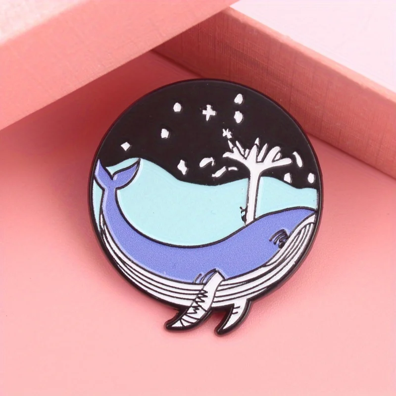 Pin táctico ballena celeste con motivo árbol y cúpula estrellada