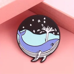Pin táctico ballena celeste con motivo árbol y cúpula estrellada