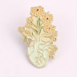 Broche corazón anatómico floral en resina dorada