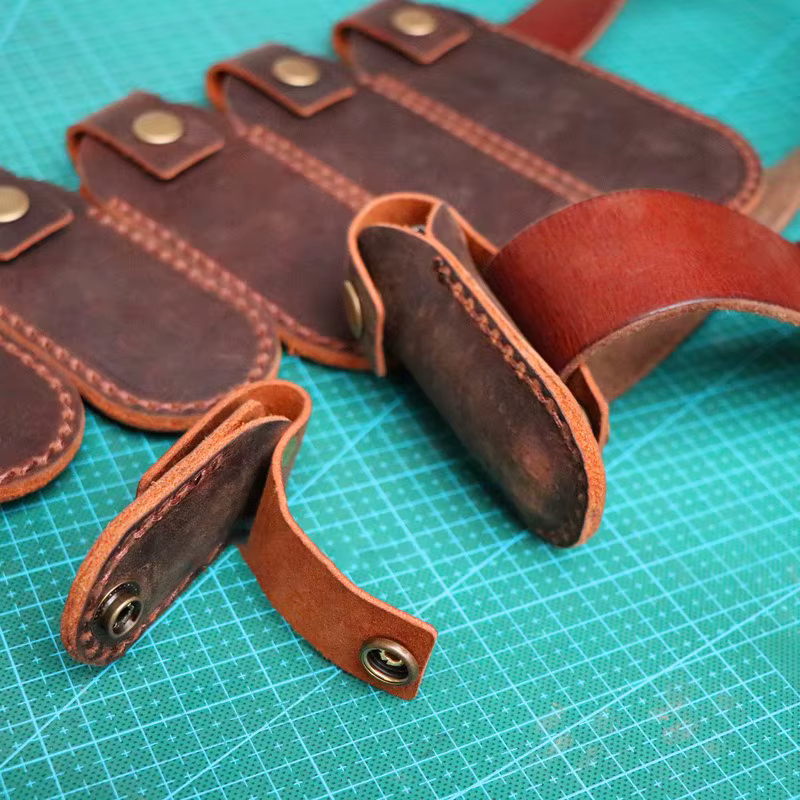 Funda táctica cuero Crazy Horse con hebilla latón herramientas - imagen 3