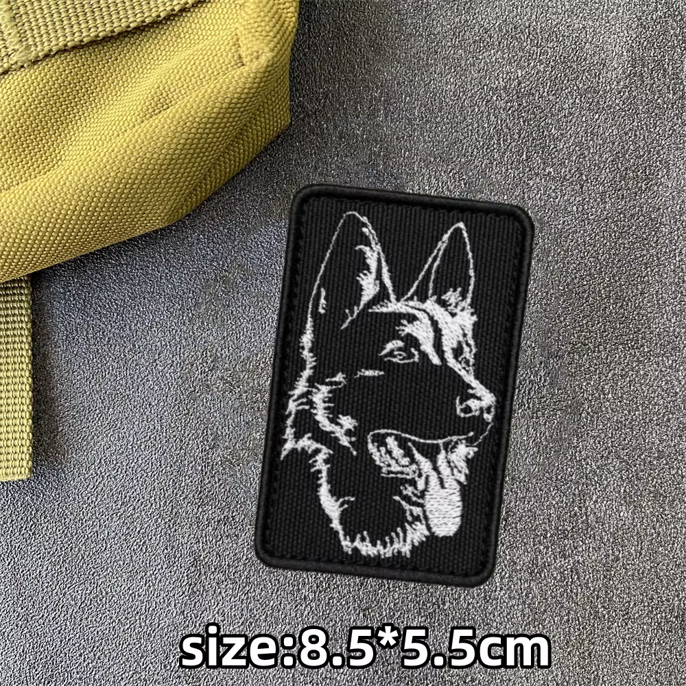 Parche colocado sobre chaleco reflectante para perro
