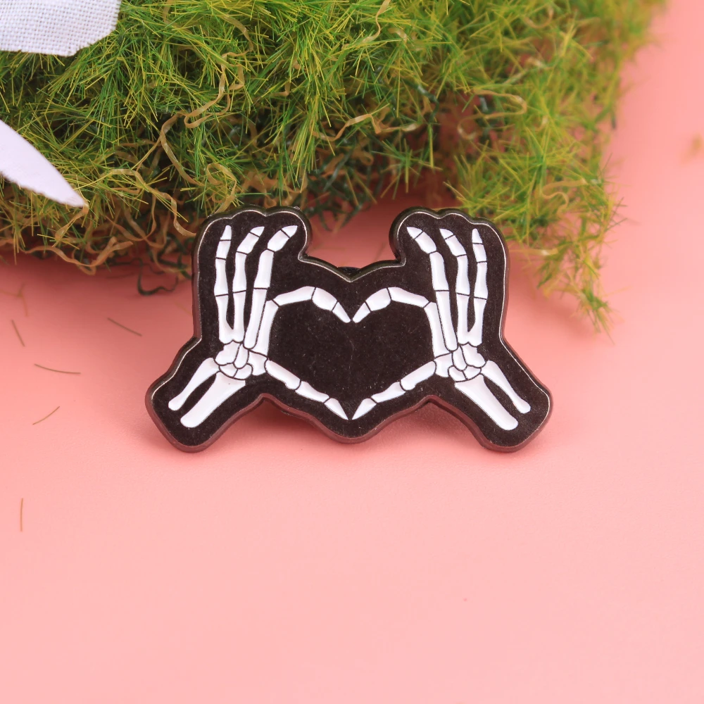 Broche esmaltado manos de esqueleto estilo clásico infantil - imagen 4
