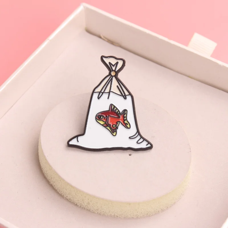 Pin esmaltado pez dorado kawaii – Broche animal adorable - imagen 5