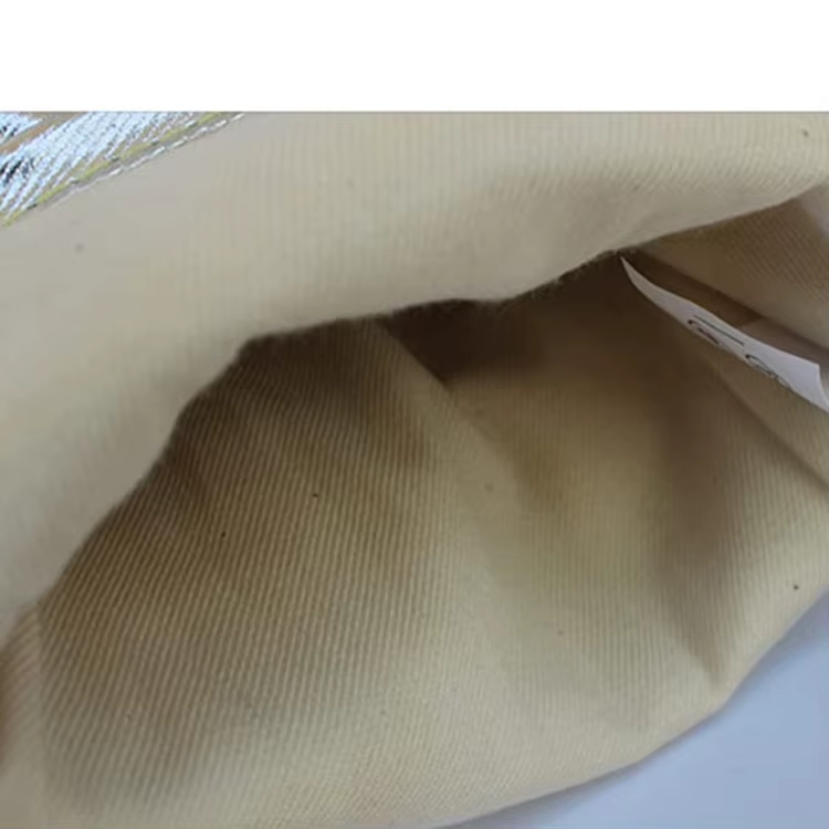 Detalle del guante aluminizado con forro de algodón