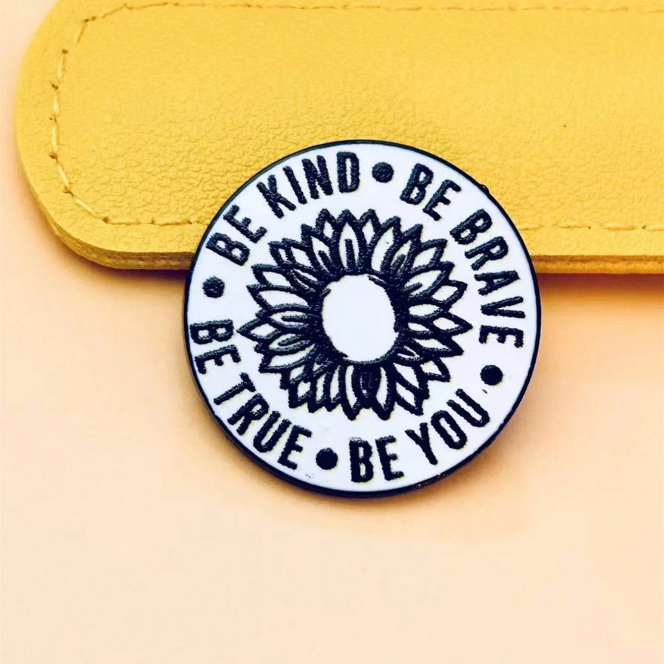 Insignia tipo pin valiente – para ropa y mochila, festivales - imagen 3