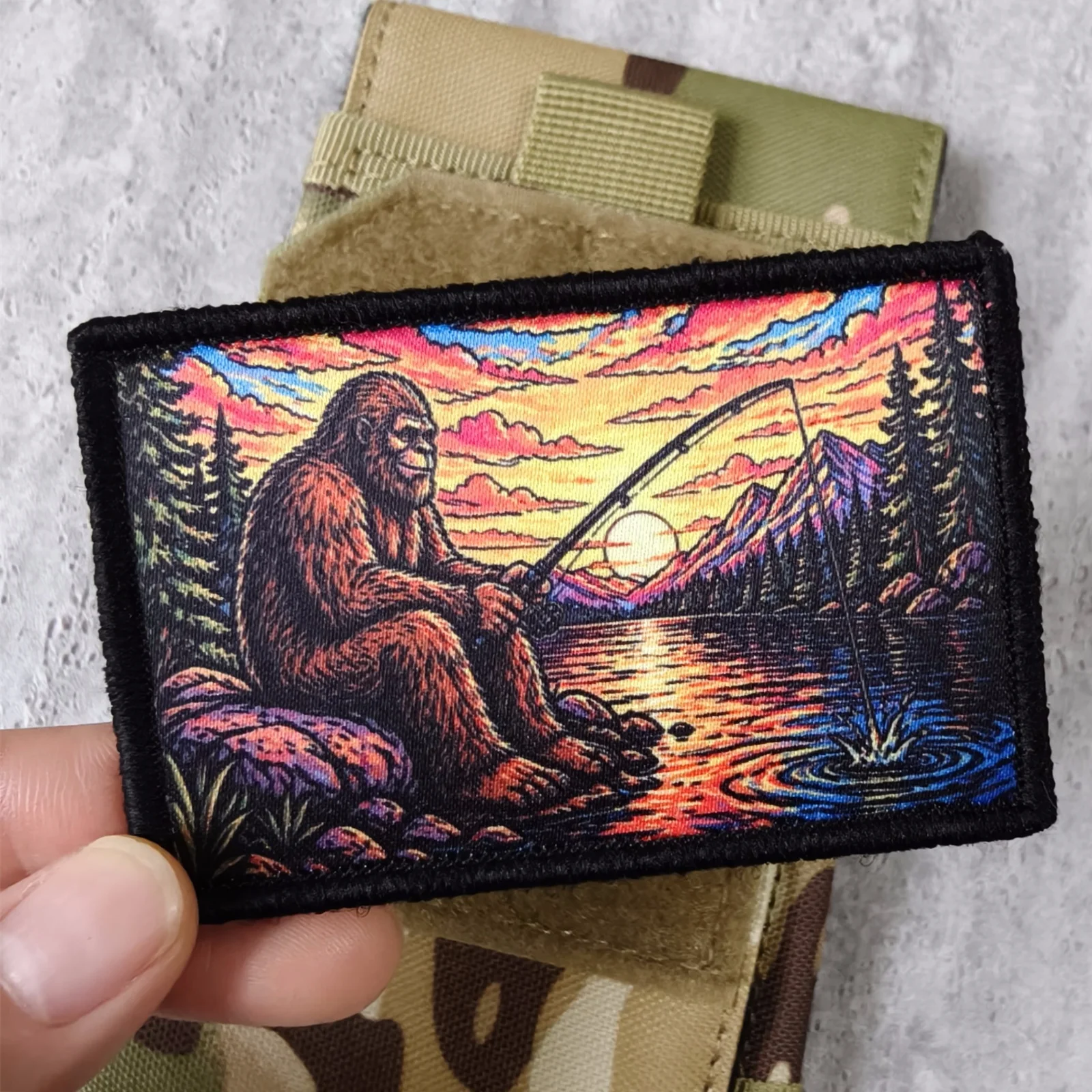 Parche táctico Bigfoot Sasquatch con velcro para mochilas - imagen 5