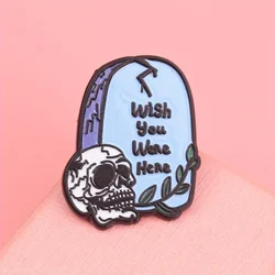 Pin esmaltado humor oscuro lápida con calavera agrietada verde