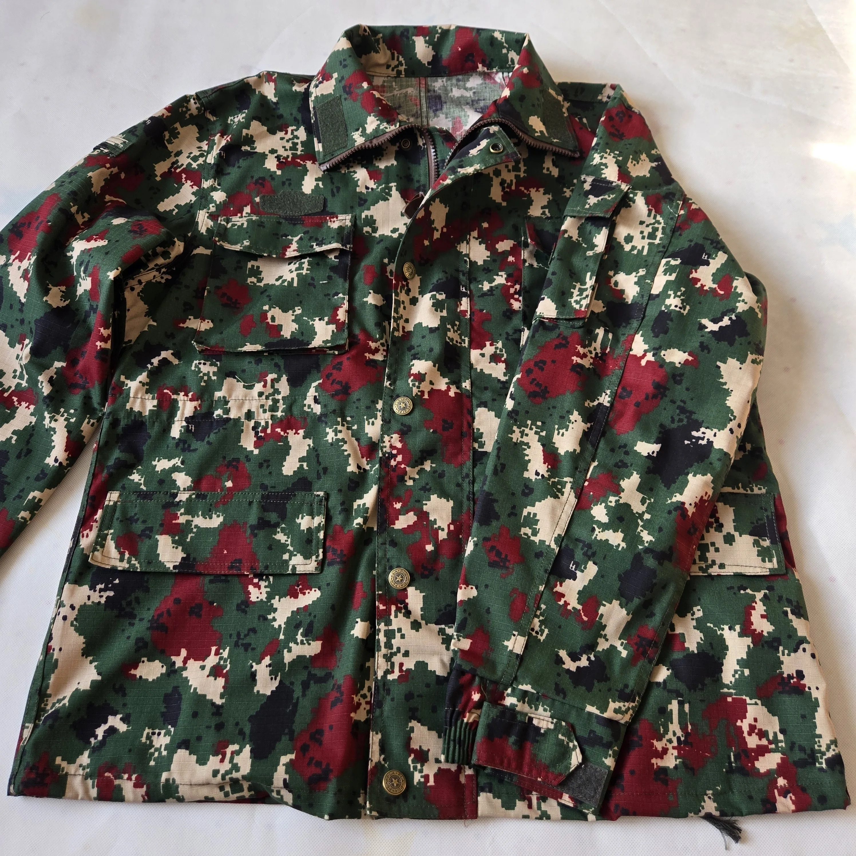 Ropa camuflaje táctica duradera con múltiples bolsillos para trabajo