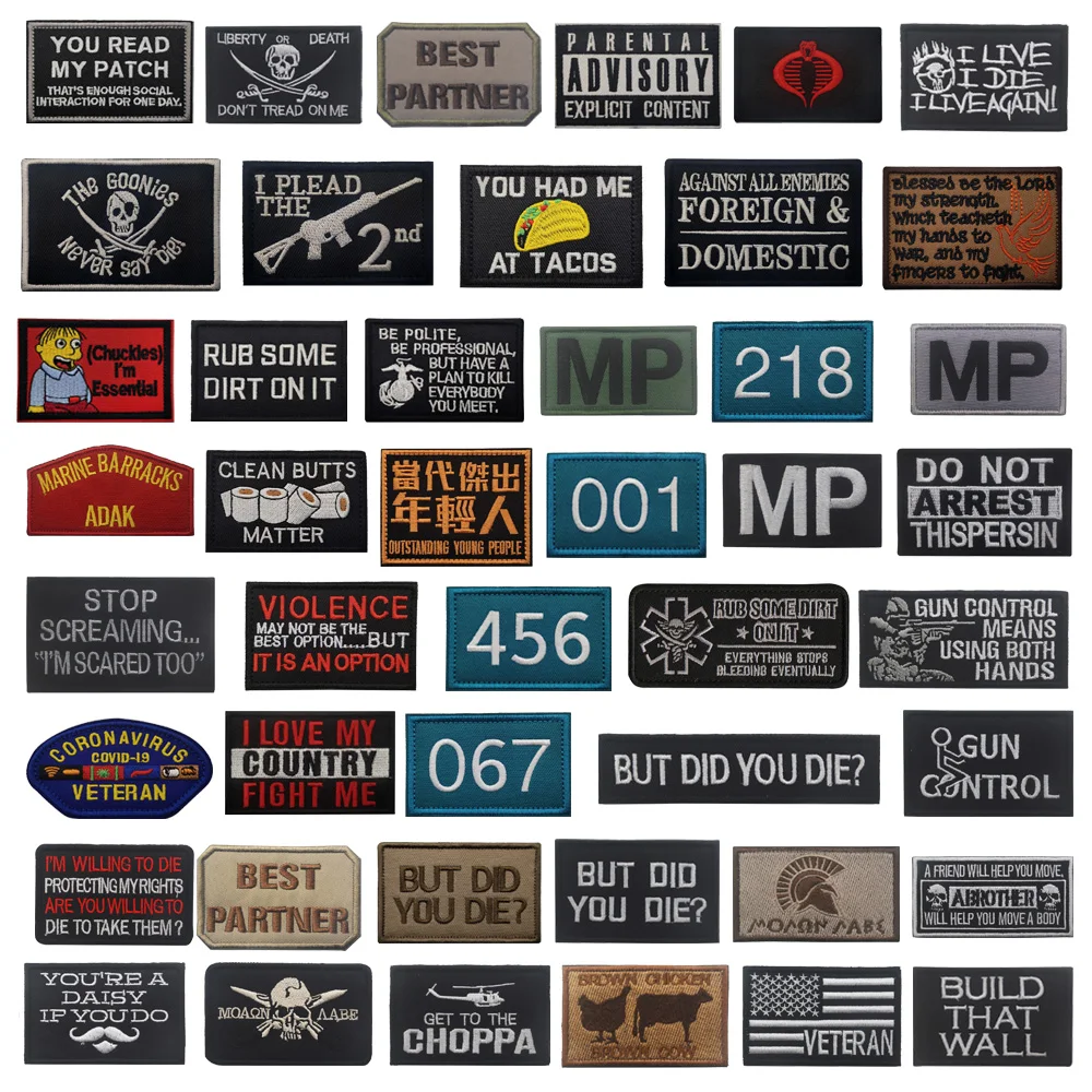 Detalle del bordado 3D y letras en estilo militar