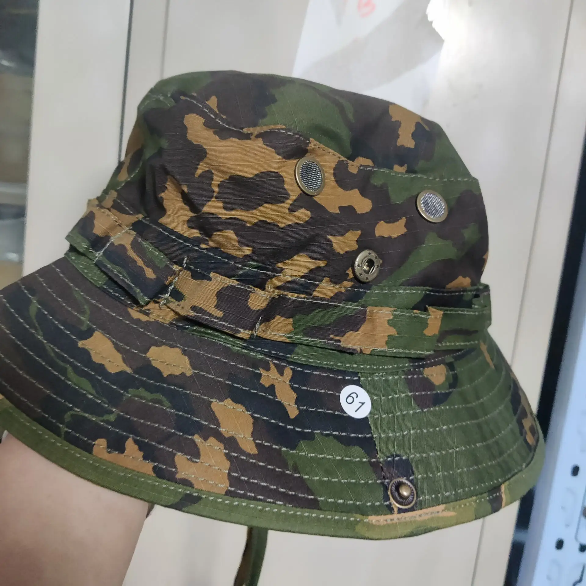 Sombrero EMR floral amarillo y blanco en exteriores