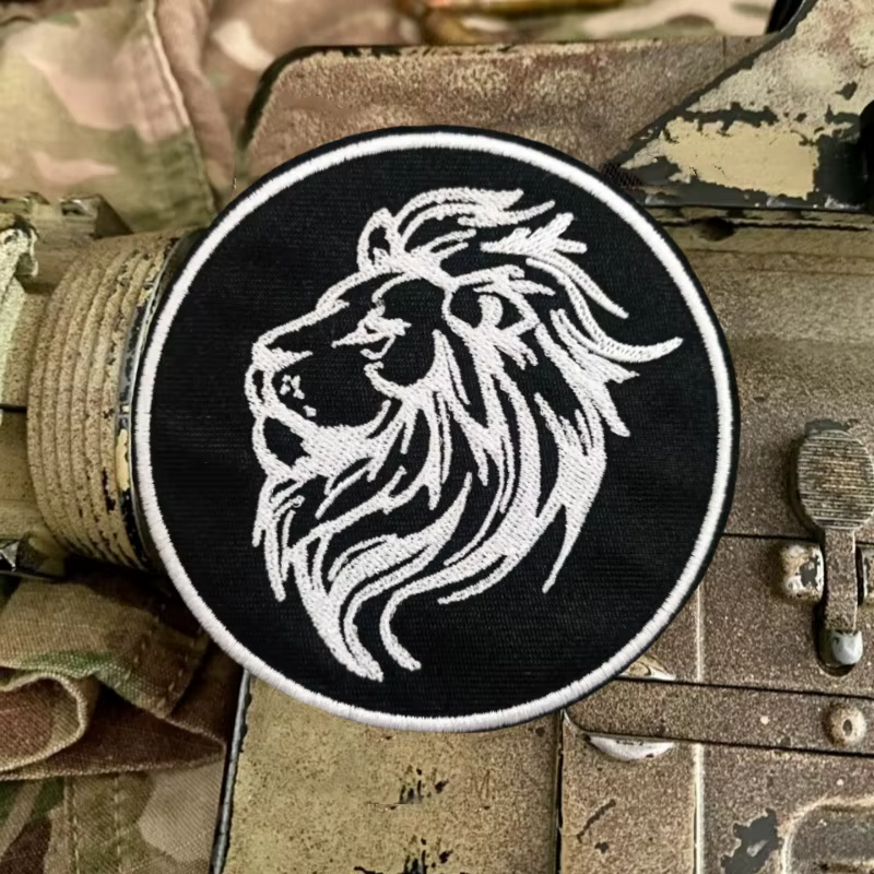 Parche táctico anime león bordado con velcro para ropa y mochilas - imagen 3