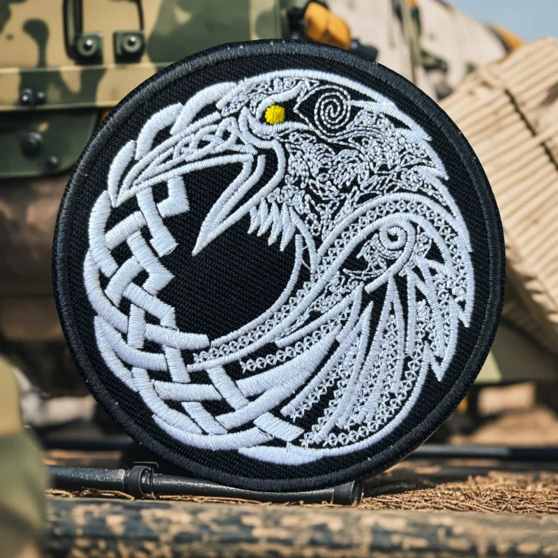 Parche militar vikingo con cuervo – Velcro MOLLE para mochilas - imagen 3