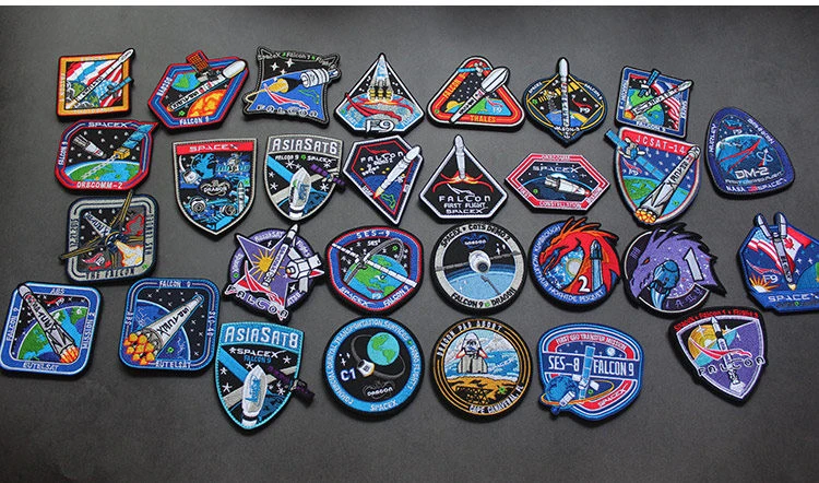 Detalle del bordado 3D del astronauta