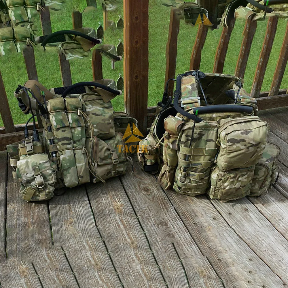 Bolsa en ranger green colocada sobre una superficie táctica para observar su tamaño real