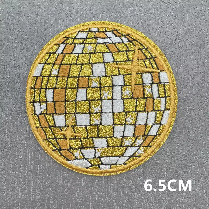 Parche bordado corazón con bola de discoteca y lazo para planchar
