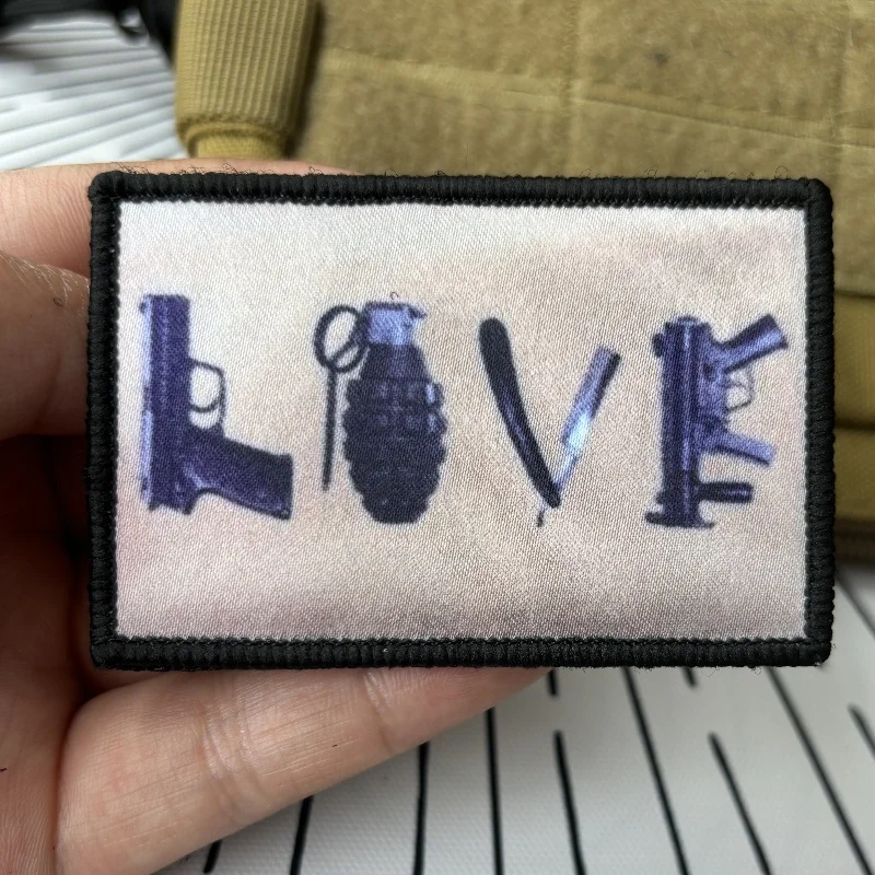 Parche táctico Love Weapons en mochila